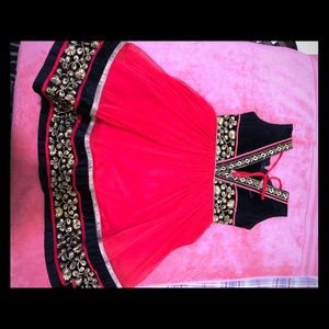 Beautiful girls dress. Size fits to 5T-6